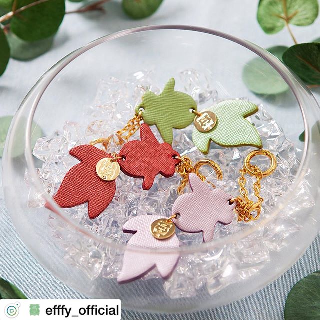 . Summer new item金魚チャーム MH2-42 ¥2,000+TAX特別な夏になりそうな金魚チャーム️ .下記のイベントが行われるefffyコレド室町店のみ限定で金魚チャームを販売金魚の尾が水面で揺れる涼やかなチャームです。ぜひ、この機会を見逃さないで！ .日本橋エリアで開催されるイベント情報はこちらから。ECO  EDO 日本橋https://www.nihonbashi-tokyo.jp/ecoedo2018/efffyの店舗があるCOREDO室町でも幻想的な水中アート「アートアクアリウム」や金魚大提灯参道など江戸情緒溢れる夏の風物詩が出現。アートアクアリウム2019～江戸・金魚の涼～http://artaquarium.jp/nihonbashi2019/ .#efffy#エフィー#Wallet#ウォレット#革小物#財布#バッグ#ItalianMaterial#Pochette#ポシェット#ロングウォレット#二つ折り財布#ボックス型コイン財布#カラフル小物#春色財布#牛革財布#春夏新作革小物#2waybag#ホワイトリュックサック#牛革リュックサック#春夏コーデ#牛革スムース素材#金魚チャーム
