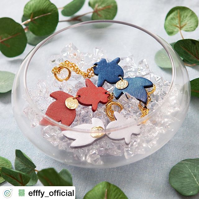 . Summer new item金魚チャーム MH2-42 ¥2,000+TAX特別な夏になりそうな金魚チャーム️ .下記のイベントが行われるefffyコレド室町店のみ限定で金魚チャームを販売金魚の尾が水面で揺れる涼やかなチャームです。ぜひ、この機会を見逃さないで！ .日本橋エリアで開催されるイベント情報はこちらから。ECO  EDO 日本橋https://www.nihonbashi-tokyo.jp/ecoedo2018/efffyの店舗があるCOREDO室町でも幻想的な水中アート「アートアクアリウム」や金魚大提灯参道など江戸情緒溢れる夏の風物詩が出現。アートアクアリウム2019～江戸・金魚の涼～http://artaquarium.jp/nihonbashi2019/ .#efffy#エフィー#Wallet#ウォレット#革小物#財布#バッグ#ItalianMaterial#Pochette#ポシェット#ロングウォレット#二つ折り財布#ボックス型コイン財布#カラフル小物#春色財布#牛革財布#春夏新作革小物#2waybag#ホワイトリュックサック#牛革リュックサック#春夏コーデ#牛革スムース素材#金魚チャーム