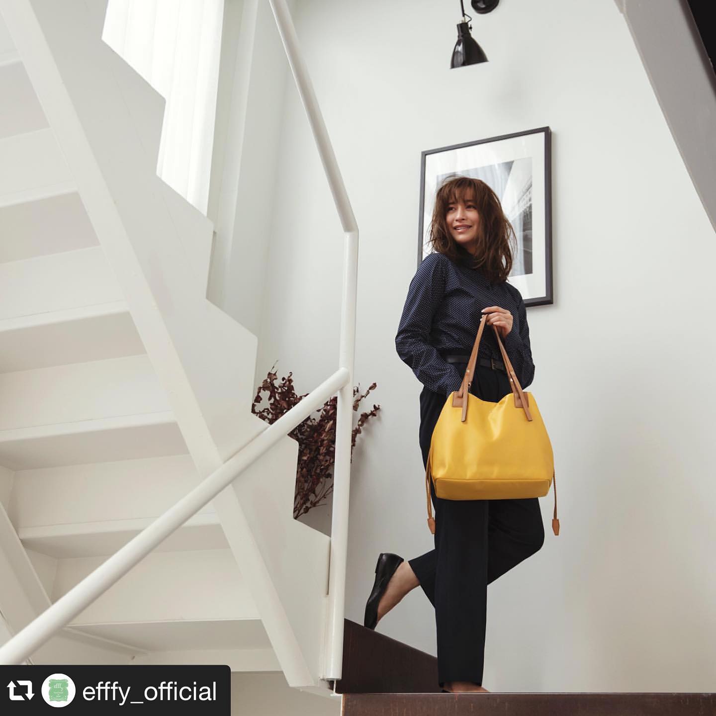 #repost @efffy_official via @PhotoAroundApp .【efffy】2020SS NEW COLLECTION ..〈TOTE BAG〉HS2-15 ¥13,800＋TAX素材:ナイロン×日本製天然シュリンク牛革上品な光沢感のあるナイロン生地で糸は不純物の少ない「ミラコスモ️」を使用その為透明感があり発色性が高く、強度があるのが特徴ですハンドルは日本製牛革を使用シンプルなフォルムの巾着トート◎A4ファイルが収納出来、弱撥水加工なので雨の日も便利♪#エフィー #efffy #革小物 #革トート #ItalianMaterial #ITALY製シュリンク牛革 #春夏新作バッグ#春夏コーデ#春夏大人バッグ#春夏トートeバッグ #コンビカラーバッグ#バイカラーリュック#オトナのリュック#フリンジバッグ#ショルダーバッグ#ハンドバッグ