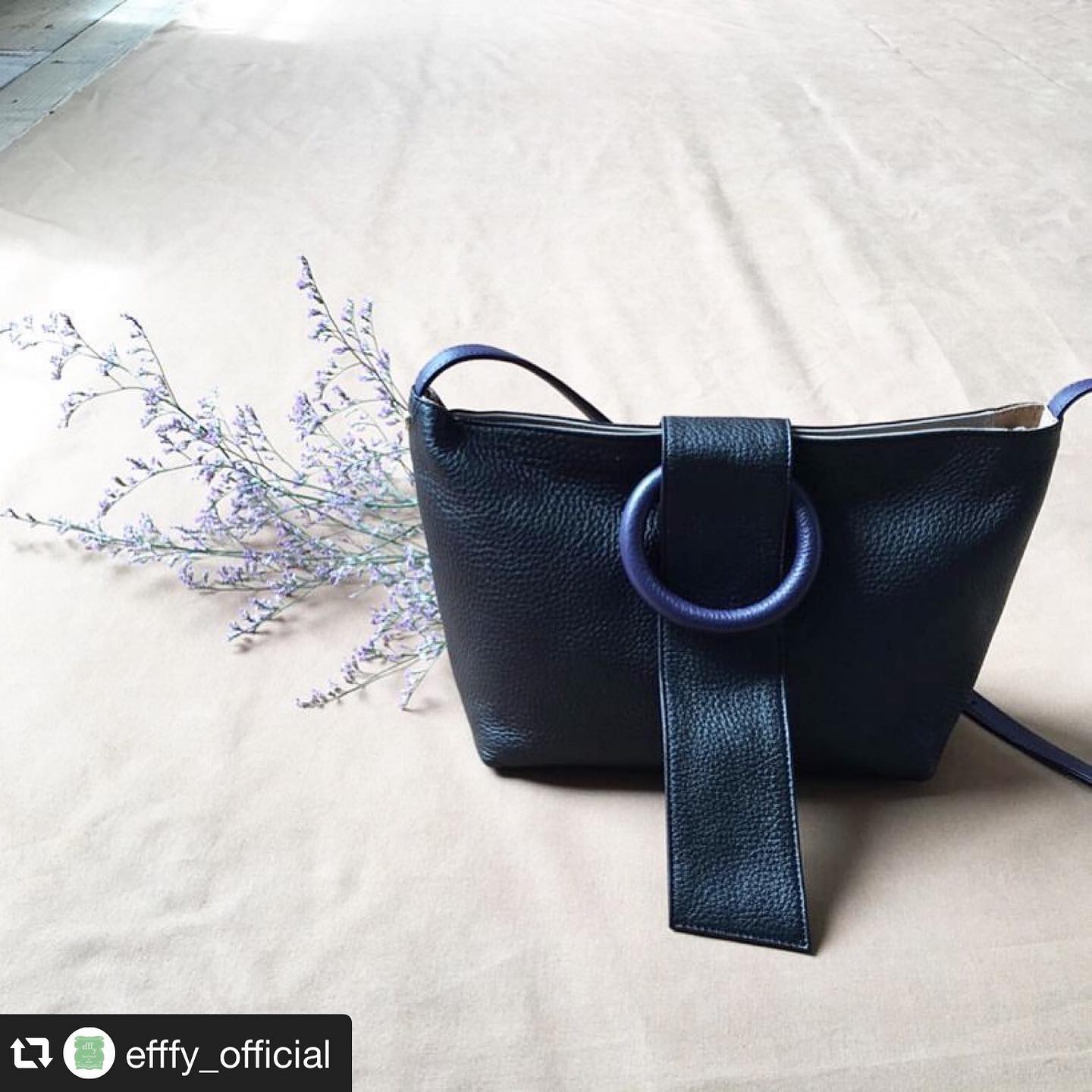 #repost @efffy_official via @PhotoAroundApp .【efffy】STANDARD COLLECTION 〈SHOULDER BAG〉NS3-15 ¥19,000＋TAX素材:日本製天然シュリンク牛革×日本製ヌメ牛革大好評を得ている定番ショルダーフロントのリングモチーフがアクセントに◎#エフィー #efffy #革小物 #革トート #ItalianMaterial #ITALY製シュリンク牛革 #春夏新作バッグ#春夏コーデ#春夏大人バッグ#春夏トートeバッグ #コンビカラーバッグ#バイカラーリュック#オトナのリュック#フリンジバッグ#ショルダーバッグ#ハンドバッグ