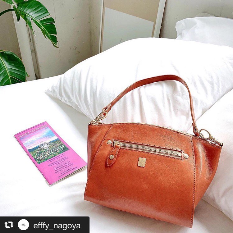 #repost @efffy_nagoya via @PhotoAroundApp #Repost @efffy_official with @get_repost・・・.【efffy】STANDARD COLLECTION 〈2way SEMI SHOULDER BAG〉STYLE No. / EN2-03PRICE / ¥13,800＋TAXCOLOR / CAM,GBE,REMATERIAL / バングラキップ牛革艶感のある革らしい味わいのある牛革を使用。小ぶりだが収納力があり付属のショルダーストラップを使用し斜め掛けも可能◎#エフィー #efffy #革小物 #革トート #ItalianMaterial #ITALY製シュリンク牛革 #春夏新作バッグ#春夏コーデ#春夏大人バッグ#春夏トートeバッグ #コンビカラーバッグ#バイカラーリュック#オトナのリュック#フリンジバッグ#ショルダーバッグ#ハンドバッグ　#コインケース #カードケース #コンパクト財布