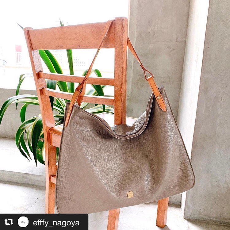 #repost @efffy_nagoya via @PhotoAroundApp #Repost @efffy_official with @get_repost・・・.【efffy】STANDARD COLLECTION 〈2way SEMI SHOULDER BAG〉EN1-26 ¥15,500＋TAX素材:イタリア製シュリンク牛革発色が良く柔らかいイタリア製シュリンク牛革を使用ハンドルを前に倒して付属のショルダーストラップを使用すると斜め掛けも可能♪#エフィー #efffy #革小物 #革トート #ItalianMaterial #ITALY製シュリンク牛革 #春夏新作バッグ#春夏コーデ#春夏大人バッグ#春夏トートeバッグ #コンビカラーバッグ#バイカラーリュック#オトナのリュック#フリンジバッグ#ショルダーバッグ#ハンドバッグ　#コインケース #カードケース #コンパクト財布