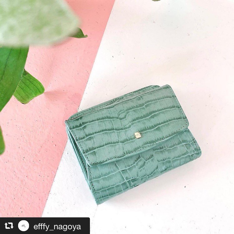 #repost @efffy_nagoya via @PhotoAroundApp #Repost @efffy_official with @get_repost・・・.【efffy】2020SS NEW COLLECTION 〈二つ折り財布〉IN4-02 ¥10,000＋TAX素材:日本製クロコエンボス加工牛革透明感のある発色が特徴な、日本製クロコエンボス加工牛革を使用。スモールプレートがフェミニンな印象◎人気の二つ折りウォレットです♪#エフィー #efffy #革小物 #革トート #ItalianMaterial #ITALY製シュリンク牛革 #春夏新作バッグ#春夏コーデ#春夏大人バッグ#春夏トートeバッグ #コンビカラーバッグ#バイカラーリュック#オトナのリュック#フリンジバッグ#ショルダーバッグ#ハンドバッグ