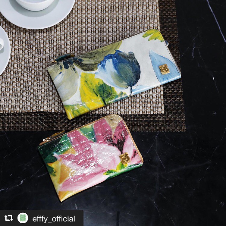 #repost @efffy_official via @PhotoAroundApp .【efffy】Mothers Day Gift Item.DO1-01 ¥15,000＋TAX DO1-02 ¥11,000＋TAX素材/イタリア製フラワープリントクロコエンボス加工エナメル牛革母の日にオススメのギフトアイテムをご紹介致しますイタリア製の牛革にフリーハンドで描いた様な優しいタッチの花柄が印象的なお財布◎柄の出方によって表情が異なり、一点物に近いデザインはギフトにピッタリ♪#efffy #エフィー #革小物 #革トート #ItalianMaterial #ITALY製シュリンク牛革 #春夏新作バッグ#春夏コーデ#春夏大人バッグ#春夏トートバッグ#コンビカラーバッグ#バイカラーリュック#オトナのリュック#フリンジバッグ#ショルダーバッグ#ハンドバッグ#財布#wallet #母の日 #mothersday #ギフト #gift