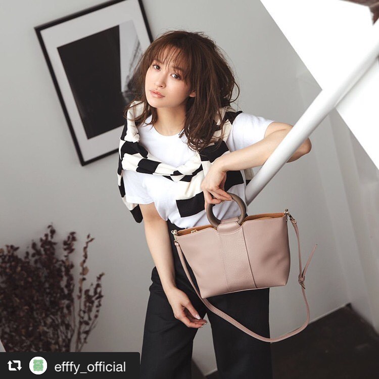 #repost @efffy_official via @PhotoAroundApp .【efffy】2020SS NEW COLLECTION ..〈2WAY HANDBAG〉NS3-06 ¥22,500＋TAX素材：日本製天然シュリンク牛革×日本製牛革リングモチーフをハンドルに用いた新作アイテム♪あおりポケットを搭載し収納力も抜群です◎#efffy #エフィー #革小物 #革トート #ItalianMaterial #ITALY製シュリンク牛革 #春夏新作バッグ#春夏コーデ#春夏大人バッグ#春夏トートバッグ#コンビカラーバッグ#バイカラーリュック#オトナのリュック#フリンジバッグ#ショルダーバッグ#ハンドバッグ#野崎萌香#nozakimoeka#nozaki_moeka
