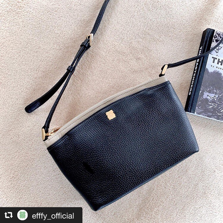 #repost @efffy_official via @PhotoAroundApp .【efffy】STANDARD COLLECTION 発色が良く柔らかい、イタリア製シュリンク牛革を使用。口元のカラーコンビをアクセントにバイカラーで表現。〈SHOULDER BAG〉STYLE No. / TS2-03PRICE / ¥15,000＋TAXCOLOR /  BLACK MATERIAL / イタリア製シュリンク牛革×日本製牛革#エフィー #efffy #革小物 #革トート #ItalianMaterial #ITALY製シュリンク牛革 #春夏新作バッグ#春夏コーデ#春夏大人バッグ#春夏トートeバッグ #コンビカラーバッグ#バイカラーリュック#オトナのリュック#フリンジバッグ#ショルダーバッグ#ハンドバッグ　#コインケース #カードケース #コンパクト財布