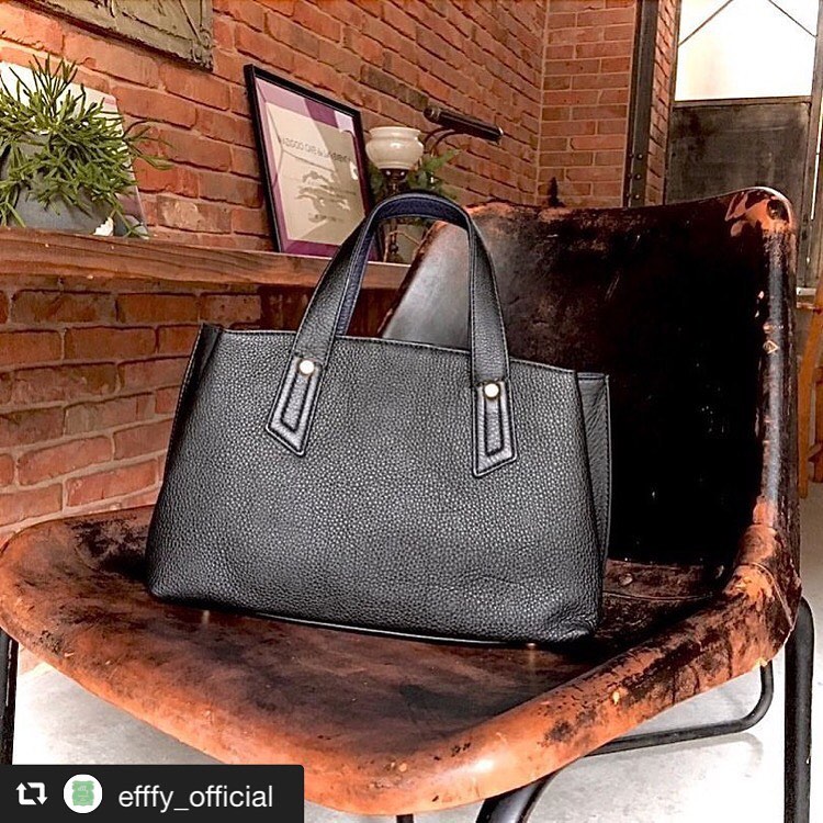 #repost @efffy_official via @PhotoAroundApp .【efffy】STANDARD COLLECTION ふかふかの日本製シュリンク牛革を使用。シンプルなフォルム×金具をポイントに上品な佇まいを演出。〈2way HAND BAG〉STYLE No. / NS3-03PRICE / ¥25,000＋TAXCOLOR /  BLACKMATERIAL / 日本製天然シュリンク牛革#エフィー #efffy #革小物 #革トート #ItalianMaterial #ITALY製シュリンク牛革 #春夏新作バッグ#春夏コーデ#春夏大人バッグ#春夏トートeバッグ #コンビカラーバッグ#バイカラーリュック#オトナのリュック#フリンジバッグ#ショルダーバッグ#ハンドバッグ　#コインケース #カードケース #コンパクト財布