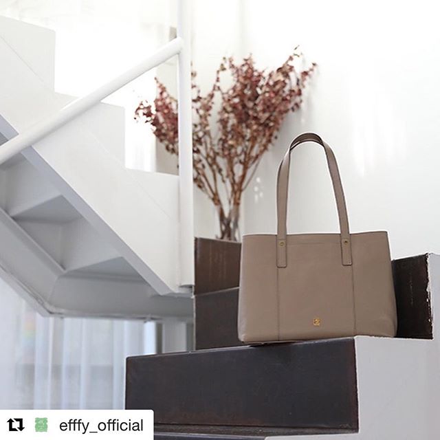 #Repost @efffy_official with @get_repost・・・.STANDARD COLLECTIONEN2-05 ¥16,800＋TAXシンプルデザインが映える上品な牛革A4トートフレッシャーズやビジネスシーンに大活躍♪ポケットも多数付いて収納力も◎#efffy #エフィー #革小物 #革トート #ItalianMaterial #ITALY製シュリンク牛革 #春夏新作バッグ#春夏コーデ#春夏大人バッグ#春夏トートバッグ#コンビカラーバッグ#バイカラーリュック#オトナのリュック#フリンジバッグ#ショルダーバッグ#ハンドバッグ