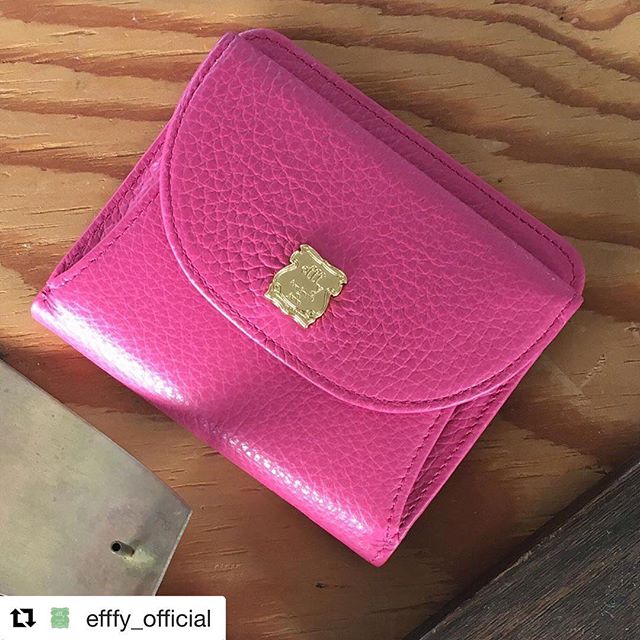 #Repost @efffy_official with @get_repost・・・.【efffy】Mothers Day Gift Item.TK1-83 ¥10,000＋TAX 素材/イタリア製シュリンク牛革母の日にオススメのギフトアイテムをご紹介致します上質なイタリア製のシュリンク牛革を使用したコンパクト財布◎毎日使う物だからこそ、ちょっと良い物を日頃の感謝の気持ちを込めて、贈り物に♪#efffy #エフィー #革小物 #革トート #ItalianMaterial #ITALY製シュリンク牛革 #春夏新作バッグ#春夏コーデ#春夏大人バッグ#春夏トートバッグ#コンビカラーバッグ#バイカラーリュック#オトナのリュック#フリンジバッグ#ショルダーバッグ#ハンドバッグ#財布#wallet #母の日 #mothersday #ギフト #gift