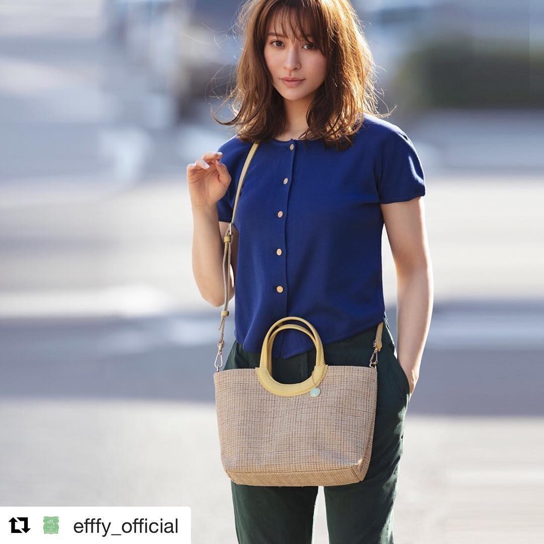 #Repost @efffy_official with @get_repost・・・.【efffy】2020SS NEW COLLECTION ..〈2WAY HANDBAG〉HS2-14 ¥10,000＋TAX素材:PVC×イタリア製シュリンク牛革インテリア用品に使用される頑丈なPVCファブリック。清涼感のあるメッシュの様な表情が特徴です。リングタイプのITALY製牛革のハンドルがデザインポイント#エフィー #efffy #革小物 #革トート #ItalianMaterial #ITALY製シュリンク牛革 #春夏新作バッグ#春夏コーデ#春夏大人バッグ#春夏トートeバッグ #コンビカラーバッグ#バイカラーリュック#オトナのリュック#フリンジバッグ#ショルダーバッグ#ハンドバッグ#野崎萌香 #nozakimoeka#moeka_nozaki