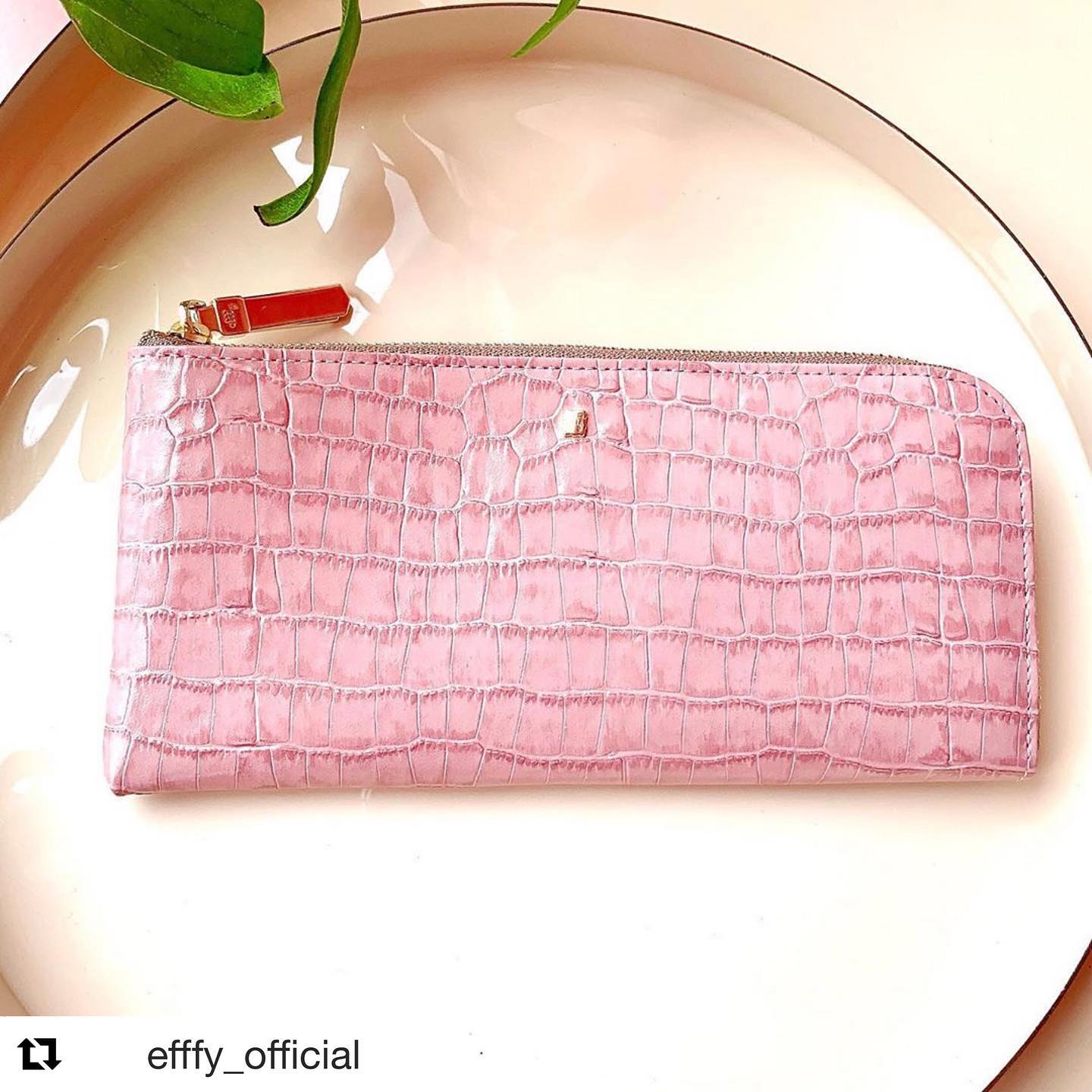 #Repost @efffy_official with @get_repost・・・.【efffy】2020SS NEW COLLECTION 〈L字ファスナーロングウォレット〉IN4-01 ¥10,000＋TAX素材:日本製クロコエンボス加工牛革透明感のある発色が特徴な、日本製クロコエンボス加工牛革を使用。スモールプレートがフェミニンな印象◎人気の薄マチウォレットです♪#エフィー #efffy #革小物 #革トート #ItalianMaterial #ITALY製シュリンク牛革 #春夏新作バッグ#春夏コーデ#春夏大人バッグ#春夏トートeバッグ #コンビカラーバッグ#バイカラーリュック#オトナのリュック#フリンジバッグ#ショルダーバッグ#ハンドバッグ