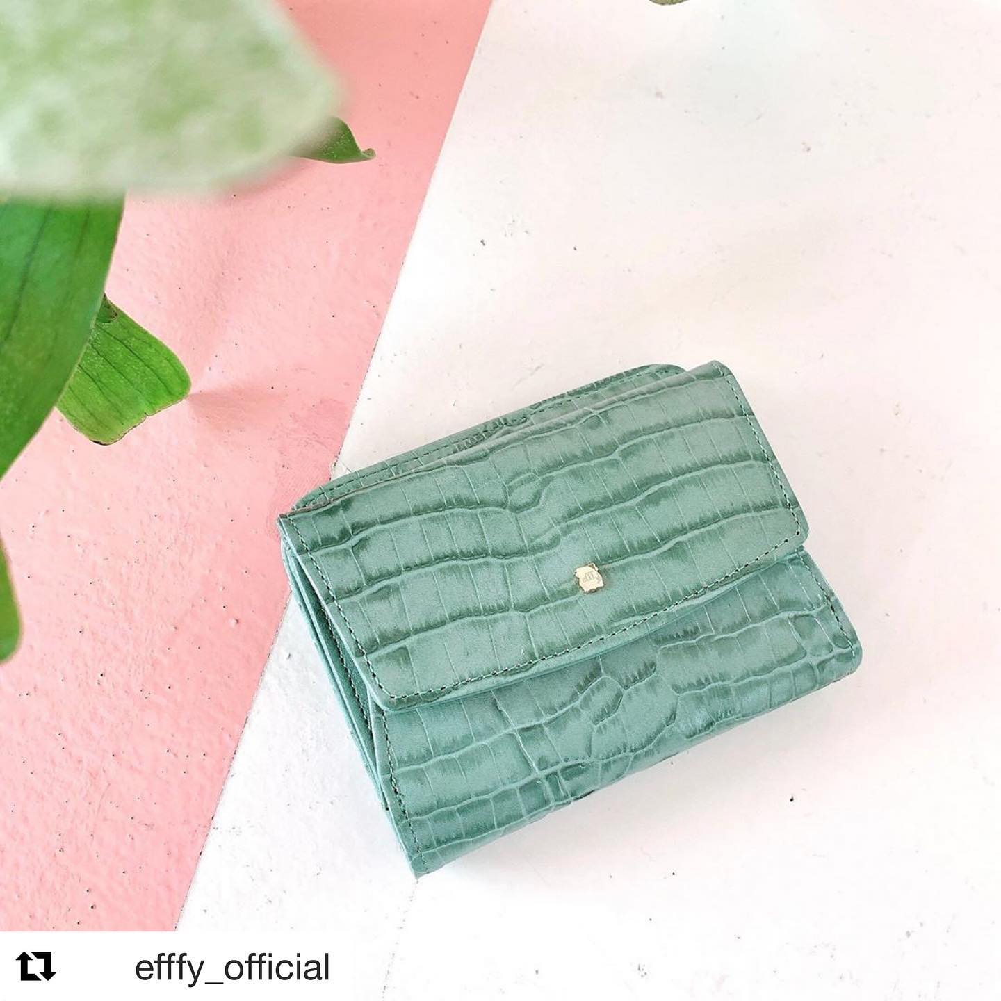 #Repost @efffy_official with @get_repost・・・.【efffy】2020SS NEW COLLECTION 〈二つ折り財布〉IN4-02 ¥10,000＋TAX素材:日本製クロコエンボス加工牛革透明感のある発色が特徴な、日本製クロコエンボス加工牛革を使用。スモールプレートがフェミニンな印象◎人気の二つ折りウォレットです♪#エフィー #efffy #革小物 #革トート #ItalianMaterial #ITALY製シュリンク牛革 #春夏新作バッグ#春夏コーデ#春夏大人バッグ#春夏トートeバッグ #コンビカラーバッグ#バイカラーリュック#オトナのリュック#フリンジバッグ#ショルダーバッグ#ハンドバッグ