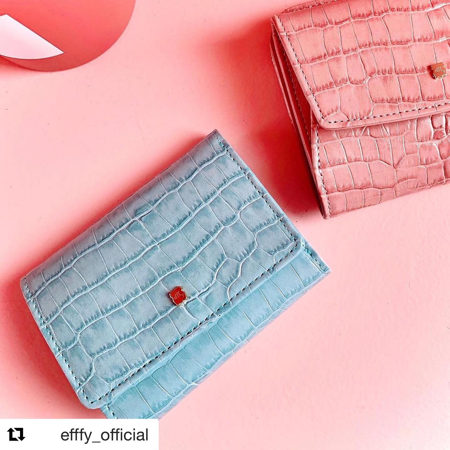 #Repost @efffy_official with @get_repost・・・.【efffy】2020SS NEW COLLECTION 〈がま口三つ折りウォレット〉IN4-01 ¥10,000＋TAX素材:日本製クロコエンボス加工牛革透明感のある発色が特徴な、日本製クロコエンボス加工牛革を使用スモールプレートがフェミニンな印象◎人気の三つ折りがま口ウォレットです♪#エフィー #efffy #革小物 #革トート #ItalianMaterial #ITALY製シュリンク牛革 #春夏新作バッグ#春夏コーデ#春夏大人バッグ#春夏トートeバッグ #コンビカラーバッグ#バイカラーリュック#オトナのリュック#フリンジバッグ#ショルダーバッグ#ハンドバッグ