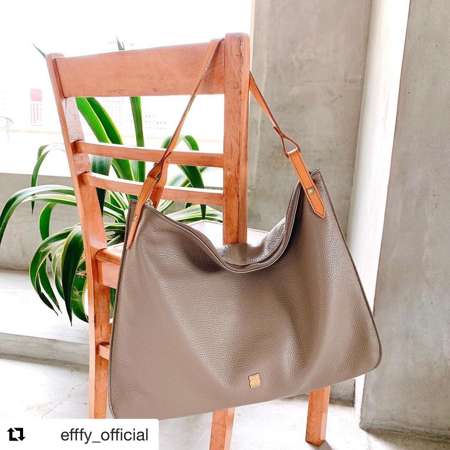 #Repost @efffy_official with @get_repost・・・.【efffy】STANDARD COLLECTION 〈2way SEMI SHOULDER BAG〉EN1-26 ¥15,500＋TAX素材:イタリア製シュリンク牛革発色が良く柔らかいイタリア製シュリンク牛革を使用ハンドルを前に倒して付属のショルダーストラップを使用すると斜め掛けも可能♪#エフィー #efffy #革小物 #革トート #ItalianMaterial #ITALY製シュリンク牛革 #春夏新作バッグ#春夏コーデ#春夏大人バッグ#春夏トートeバッグ #コンビカラーバッグ#バイカラーリュック#オトナのリュック#フリンジバッグ#ショルダーバッグ#ハンドバッグ　#コインケース #カードケース #コンパクト財布