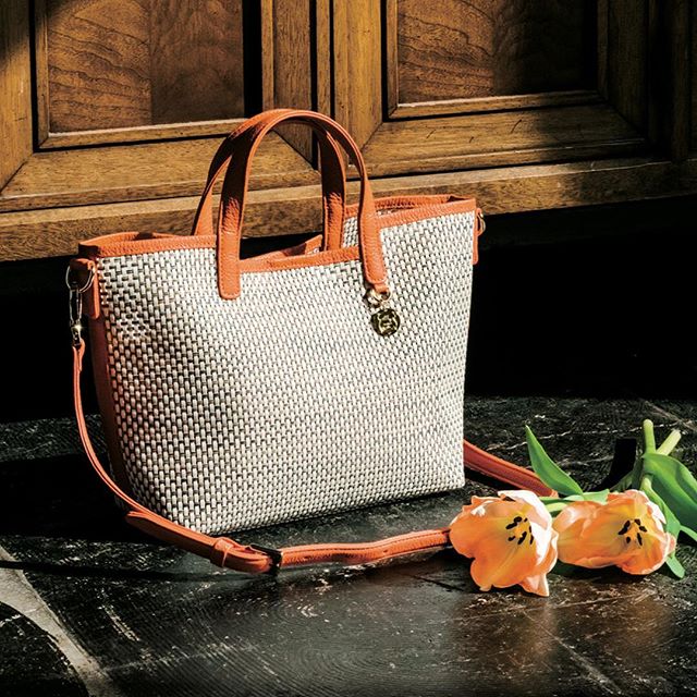 母の日️ギフト２WAYトートHS2-12 ¥10,500＋TAX美しいバッグを最愛のお母さんへ。ちょっと夏っぽいテイストが新緑の季節にまぶしい存在感を放つトートバッグ。イタリア製シュリンク素材の本格派だから永く愛用していただけるのも魅力のひとつです。「ありがとう！大好き」の気持ちを素直に母の日に。#efffy#エフィー#Wallet#ウォレット#革小物#財布#バッグ#ItalianMaterial#Pochette#ポシェット#ロングウォレット#二つ折り財布#ボックス型コイン財布#カラフル小物#春色財布#牛革財布#春夏新作革小物#イタリア製クロコエンボスラメエナメル加工牛革#2waybag#春財布#春ショルダー#春コーデ#GWトラベル#母の日バッグ#母の日ギフト