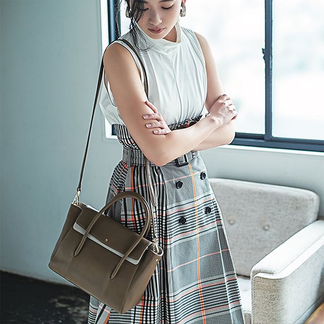 New  Item2WAYハンドバッグNS3-12 GBE ¥24,000＋TAX季節を選ばない美しい配色たっぷりのマチ幅で収納力抜群の2WAYハンドバッグ。フラップを開けたままで荷物をガンガン入れてカジュアルに持っても品のよさを漂わせてくれます。その秘密はこだわりの牛革スムース素材。ソフトな手ざわりがきっとお気に入りになりそう。長いシーズン使える配色もグッド️ .#efffy#エフィー#Wallet#ウォレット#革小物#財布#バッグ#ItalianMaterial#Pochette#ポシェット#ロングウォレット#二つ折り財布#ボックス型コイン財布#カラフル小物#春色財布#牛革財布#春夏新作革小物#2waybag#ホワイトリュックサック#牛革リュックサック#春夏コーデ#牛革スムース素材#谷川りさこ