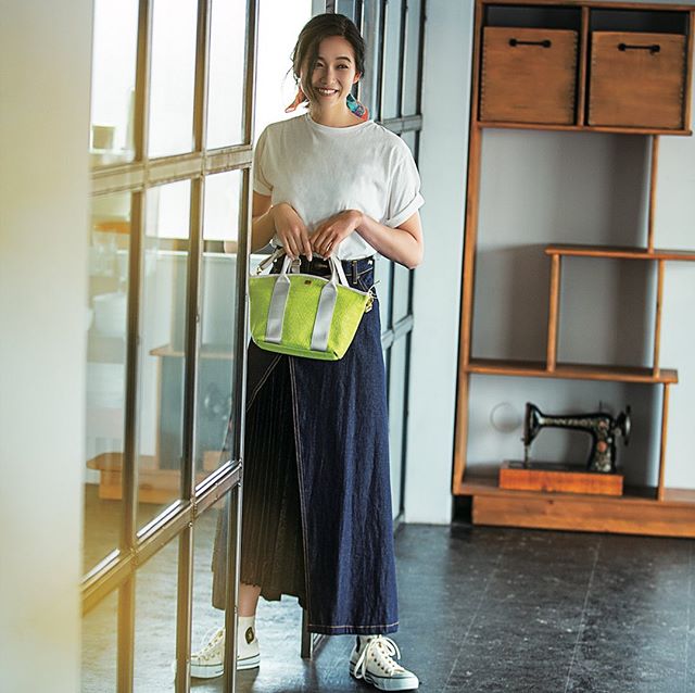 New  Item2WAYトートバッグMF1-27 MGE ¥11,500＋TAXあえて雨の日にお出かけしたくなる？！.カジュアルなトートをITALY製アンダリア×日本製牛革の本格派素材でつくりました。どことなくリッチなテイストでしょ。カラーは憂鬱になりそうな時季を楽しくしてくれるビタミンカラー。濡れても強い素材だから海辺やプール、リゾートにもいいみたい️ . .#efffy#エフィー#Wallet#ウォレット#革小物#財布#バッグ#ItalianMaterial#Pochette#ポシェット#ロングウォレット#二つ折り財布#ボックス型コイン財布#カラフル小物#春色財布#牛革財布#春夏新作革小物#2waybag#ホワイトリュックサック#牛革リュックサック#春夏コーデ#牛革スムース素材#谷川りさこ