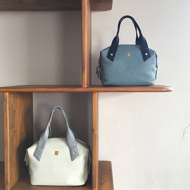 New  Item2WAYボストンバッグGV1-23 SAX/WH ¥13,500＋TAX.カラフルでかわいいこれからのボストンバッグ。荷物がバッグの中で迷子になりにくいボストンバッグ。小ぶりなデザインのように見えてしっかり入る実力派です。お嬢さん持ちのときはハンドルのみで。カジュアル持ちは、ショルダーで。コーデによっていろいろ使い分けられるのもうれしい .#efffy#エフィー#Wallet#ウォレット#革小物#財布#バッグ#ItalianMaterial#Pochette#ポシェット#ロングウォレット#二つ折り財布#ボックス型コイン財布#カラフル小物#春色財布#牛革財布#春夏新作革小物#2waybag#ホワイトリュックサック#牛革リュックサック#春夏コーデ#牛革スムース素材#日本製シュリンクエンボス牛革
