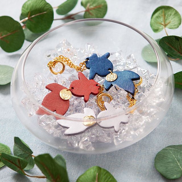 . Summer new item金魚チャーム MH2-42 ¥2,000+TAX特別な夏になりそうな金魚チャーム️ .下記のイベントが行われるefffyコレド室町店のみ限定で金魚チャームを販売金魚の尾が水面で揺れるような涼やかなチャームです。ぜひ、この機会を見逃さないで！ .日本橋エリアで開催されるイベント情報はこちらから。ECO  EDO 日本橋https://www.nihonbashi-tokyo.jp/ecoedo2018/efffyの店舗があるCOREDO室町でも幻想的な水中アート「アートアクアリウム」や金魚大提灯参道など江戸情緒溢れる夏の風物詩が出現。アートアクアリウム2019～江戸・金魚の涼～http://artaquarium.jp/nihonbashi2019/ .#efffy#エフィー#Wallet#ウォレット#革小物#財布#バッグ#ItalianMaterial#Pochette#ポシェット#ロングウォレット#二つ折り財布#ボックス型コイン財布#カラフル小物#春色財布#牛革財布#春夏新作革小物#2waybag#ホワイトリュックサック#牛革リュックサック#春夏コーデ#牛革スムース素材#金魚チャーム