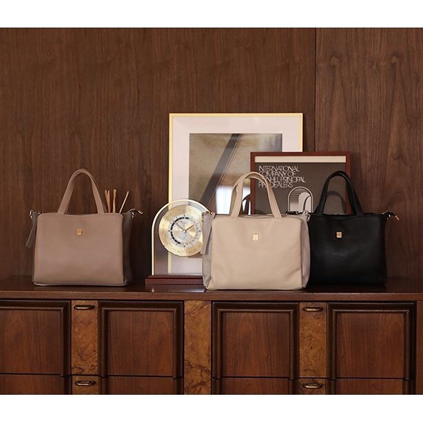 .【efffy】2020SS NEW COLLECTION..〈2WAY HAND BAG〉MIC3-23 ¥20,000＋TAX素材:イタリア製シュリンク牛革イタリアのファクトリーブランド BRUNO ROSSIとのコラボレーションモデル。シンプルなフォルムに機能的な使い勝手の良いポケットを搭載。ショルダーストラップを付けて2wayで使用可能。#エフィー #革小物 #革トート #ItalianMaterial #ITALY製シュリンク牛革 #春夏新作バッグ#春夏コーデ#春夏大人バッグ#春夏トートeバッグ#コンビカラーバッグ#バイカラーリュック#オトナのリュック#フリンジバッグ#ショルダーバッグ#ハンドバッグ