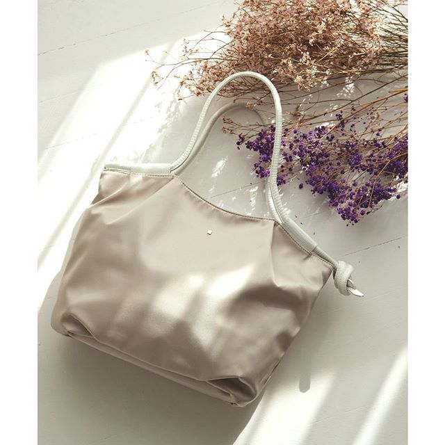 .【efffy】2020SS NEW COLLECTION ..〈TOTE BAG〉TS2-14 ¥14,500＋TAX素材:ナイロン×日本製リザードエンボス加工牛革高密で落ち着いた光沢の高級感のある66ナイロンツイルに、日本製リザードエンボス加工牛革を使用。シンプルなフォルムにサイドを結んだ革ハンドルがデザインポイント◎A4ファイルが収納出来、弱撥水加工なので雨の日も便利♪#エフィー #efffy #革小物 #革トート #ItalianMaterial #ITALY製シュリンク牛革 #春夏新作バッグ#春夏コーデ#春夏大人バッグ#春夏トートeバッグ #コンビカラーバッグ#バイカラーリュック#オトナのリュック#フリンジバッグ#ショルダーバッグ#ハンドバッグ