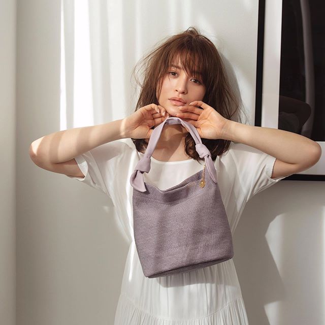 .【efffy】2020SS NEW COLLECTION ..〈2WAY SHOULDER BAG〉MF1-30 ¥12,000＋TAXパルプから数工程を経て生み出されたエコ素材イタリアならではのカラーリングと軽さ、ソフト感が特徴です(弱撥水加工済)結んだITALY製牛革のハンドルがデザインポイント#エフィー #efffy #革小物 #革トート #ItalianMaterial #ITALY製シュリンク牛革 #春夏新作バッグ#春夏コーデ#春夏大人バッグ#春夏トートeバッグ #コンビカラーバッグ#バイカラーリュック#オトナのリュック#フリンジバッグ#ショルダーバッグ#ハンドバッグ#野崎萌香 #moeka_nozaki#nozaki_moeka