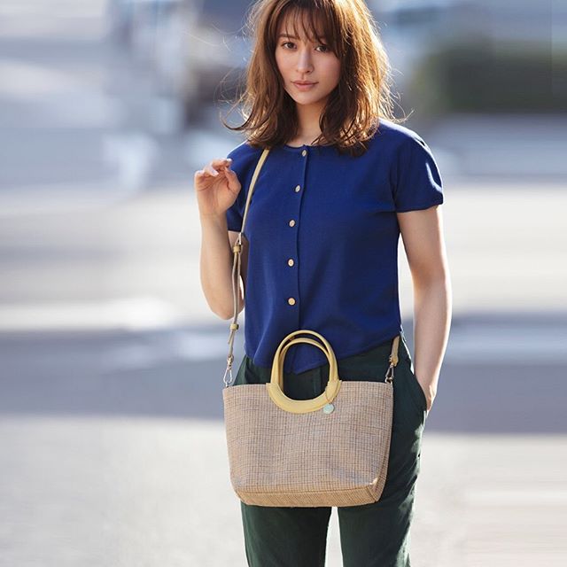 .【efffy】2020SS NEW COLLECTION ..〈2WAY HANDBAG〉HS2-14 ¥10,000＋TAX素材:PVC×イタリア製シュリンク牛革インテリア用品に使用される頑丈なPVCファブリック。清涼感のあるメッシュの様な表情が特徴です。リングタイプのITALY製牛革のハンドルがデザインポイント#エフィー #efffy #革小物 #革トート #ItalianMaterial #ITALY製シュリンク牛革 #春夏新作バッグ#春夏コーデ#春夏大人バッグ#春夏トートeバッグ #コンビカラーバッグ#バイカラーリュック#オトナのリュック#フリンジバッグ#ショルダーバッグ#ハンドバッグ#野崎萌香 #nozakimoeka#moeka_nozaki