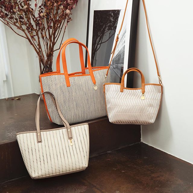 .【efffy】2020SS NEW COLLECTION ..〈TOTE BAG IV〉HS2-13 ¥13,800＋TAX ..〈TOTE BAG GR〉HS2-11 ¥11,500＋TAX ..〈2WAY TOTE BAG CAM〉HS2-12 ¥10,500＋TAX素材:PVC×イタリア製シュリンク牛革インテリア用品に使用される頑丈なPVCファブリック。トリミングで使用したITALY製牛革がデザインポイント。#エフィー #efffy #革小物 #革トート #ItalianMaterial #ITALY製シュリンク牛革 #春夏新作バッグ#春夏コーデ#春夏大人バッグ#春夏トートeバッグ #コンビカラーバッグ#バイカラーリュック#オトナのリュック#フリンジバッグ#ショルダーバッグ#ハンドバッグ
