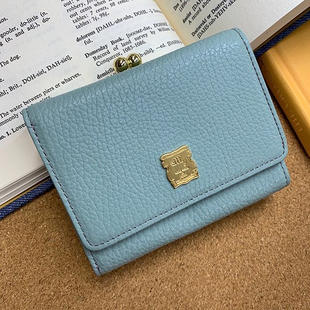 .【efffy】 ..〈がま口三つ折り財布〉GV5-09 ¥10,000＋TAX素材:イタリア製シュリンク牛革6/20は天赦日と一粒万倍日が重なる2020年では2回しか訪れない貴重な開運日！お財布の新調には最高な開運日となっていますefffyオススメはこちらのイタリア製牛革を使用したカラフルなミニ財布♪この機会にお財布を新しくしてみては如何でしょうか？#エフィー #efffy #革小物 #革トート #革財布 #ミニ財布 #ItalianMaterial #ITALY製シュリンク牛革 #春夏新作バッグ#春夏コーデ#春夏大人バッグ#春夏トートeバッグ #コンビカラーバッグ#バイカラーリュック#オトナのリュック#フリンジバッグ#ショルダーバッグ#ハンドバッグ　#天赦日 #一粒万倍日 #開運 #金運アップ
