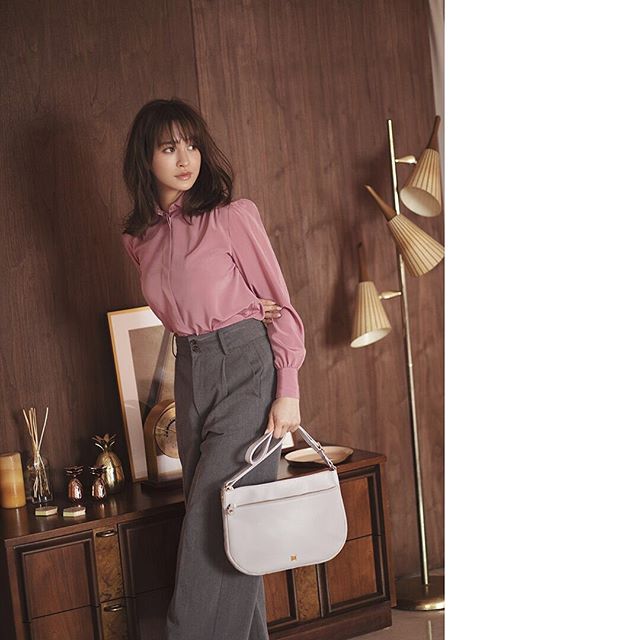 .【efffy】2020SS NEW COLLECTION 2019年に大好評を得たアイテムのNEW COLOR が登場♪VJ1-32 ¥10,300＋TAX ショルダーバッグ素材/日本製シュリンクエンボス加工牛革#efffy #エフィー #革小物 #革トート #ItalianMaterial #ITALY製シュリンク牛革 #春夏新作バッグ#春夏コーデ#春夏大人バッグ#春夏トートバッグ#コンビカラーバッグ#バイカラーリュック#オトナのリュック#フリンジバッグ#ショルダーバッグ#ハンドバッグ#野崎萌香#nozaki_moeka#moeka_nozaki