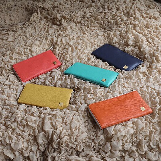 .【efffy】Mothers Day Gift Item.GV1-26 ¥10,800＋TAX GV1-27 ¥9,800＋TAX素材/イタリア製シュリンク牛革母の日にオススメのギフトアイテム◎イタリア牛革ならではの発色の良いカラーリングで一人ひとりにピッタリなカラーを見つけてもらえます♪#efffy #エフィー #革小物 #革トート #ItalianMaterial #ITALY製シュリンク牛革 #春夏新作バッグ#春夏コーデ#春夏大人バッグ#春夏トートバッグ#コンビカラーバッグ#バイカラーリュック#オトナのリュック#フリンジバッグ#ショルダーバッグ#ハンドバッグ#財布#wallet #母の日 #mothersday #ギフト #gift