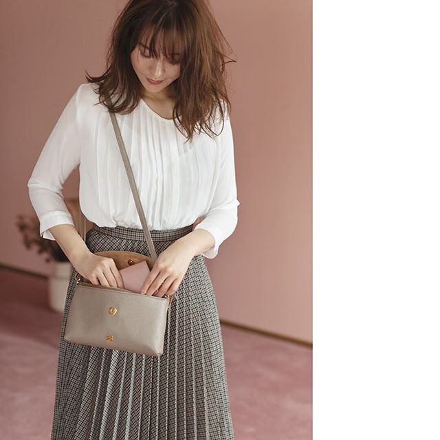 .【efffy】2020SS NEW COLLECTION 2019年に大好評を得たアイテムのNEW MODELが登場♪トレンドのお財布ショルダーです◎VJ1-34 ¥11,000＋TAX お財布ショルダーバッグ素材/日本製シュリンクエンボス加工牛革#efffy #エフィー #革小物 #革トート #ItalianMaterial #ITALY製シュリンク牛革 #春夏新作バッグ#春夏コーデ#春夏大人バッグ#春夏トートバッグ#コンビカラーバッグ#バイカラーリュック#オトナのリュック#フリンジバッグ#ショルダーバッグ#ハンドバッグ#財布#wallet #野崎萌香#nozaki_moeka#moeka_nozaki
