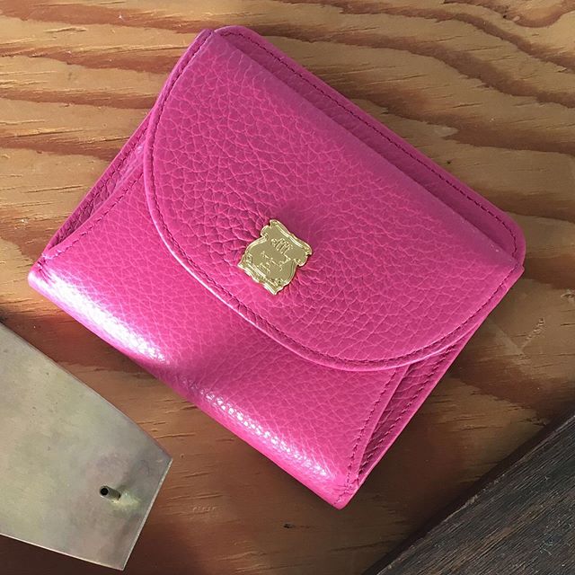.【efffy】Mothers Day Gift Item.TK1-83 ¥10,000＋TAX 素材/イタリア製シュリンク牛革母の日にオススメのギフトアイテムをご紹介致します上質なイタリア製のシュリンク牛革を使用したコンパクト財布◎毎日使う物だからこそ、ちょっと良い物を日頃の感謝の気持ちを込めて、贈り物に♪#efffy #エフィー #革小物 #革トート #ItalianMaterial #ITALY製シュリンク牛革 #春夏新作バッグ#春夏コーデ#春夏大人バッグ#春夏トートバッグ#コンビカラーバッグ#バイカラーリュック#オトナのリュック#フリンジバッグ#ショルダーバッグ#ハンドバッグ#財布#wallet #母の日 #mothersday #ギフト #gift