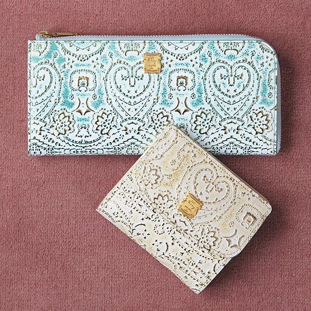 .【efffy】2020SS NEW COLLECTIONTK2-11 ¥14,000＋TAXTK2-12 ¥11,500＋TAX素材:イタリア製エンボス箔加工牛革牛革に箔を貼り、柄のエンボス加工を施した後、一つひとつ手作業でヴィンテージ感を加えていく手間のかかる手法で仕上げたアイテム◎#efffy #エフィー #革小物 #革トート #ItalianMaterial #ITALY製シュリンク牛革 #春夏新作バッグ#春夏コーデ#春夏大人バッグ#春夏トートバッグ#コンビカラーバッグ#バイカラーリュック#オトナのリュック#フリンジバッグ#ショルダーバッグ#ハンドバッグ#財布#wallet #母の日 #mothersday #ギフト #gift