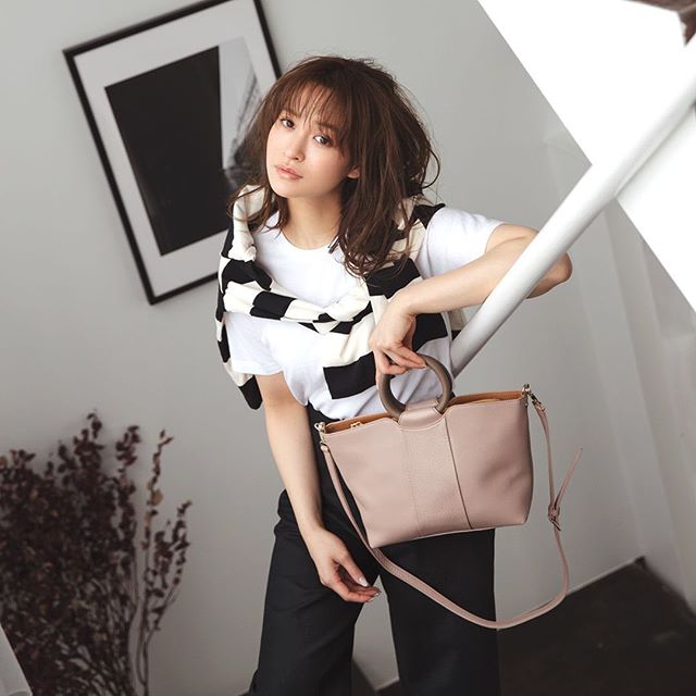 .【efffy】2020SS NEW COLLECTION ..〈2WAY HANDBAG〉NS3-06 ¥22,500＋TAX素材：日本製天然シュリンク牛革×日本製牛革リングモチーフをハンドルに用いた新作アイテム♪あおりポケットを搭載し収納力も抜群です◎#efffy #エフィー #革小物 #革トート #ItalianMaterial #ITALY製シュリンク牛革 #春夏新作バッグ#春夏コーデ#春夏大人バッグ#春夏トートバッグ#コンビカラーバッグ#バイカラーリュック#オトナのリュック#フリンジバッグ#ショルダーバッグ#ハンドバッグ#野崎萌香#nozakimoeka#nozaki_moeka#moeka_nozaki