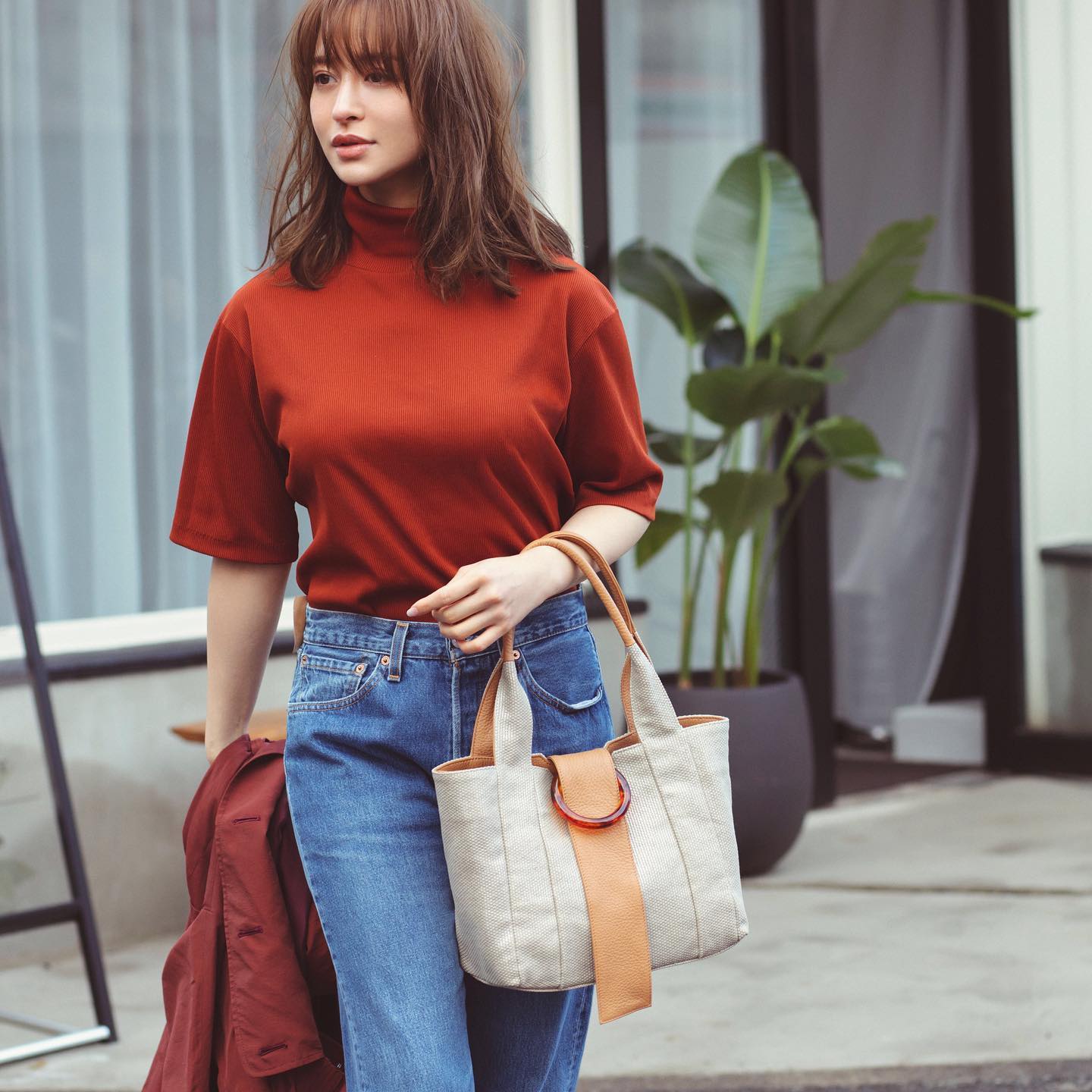 .【efffy】2020SS NEW COLLECTION ..〈TOTE BAG〉NS3-17 ¥15,500＋TAX素材:メタリックプリントコットン&ジュード×日本製天然シュリンク牛革コットンとジュード(麻)の混紡素材。箔プリントを施したほのかなメタリック感が特徴です。べっ甲調のリングがデザインポイント◎#エフィー #efffy #革小物 #革トート #ItalianMaterial #ITALY製シュリンク牛革 #春夏新作バッグ#春夏コーデ#春夏大人バッグ#春夏トートeバッグ #コンビカラーバッグ#バイカラーリュック#オトナのリュック#フリンジバッグ#ショルダーバッグ#ハンドバッグ#野崎萌香 #nozakimoeka#moeka_nozaki