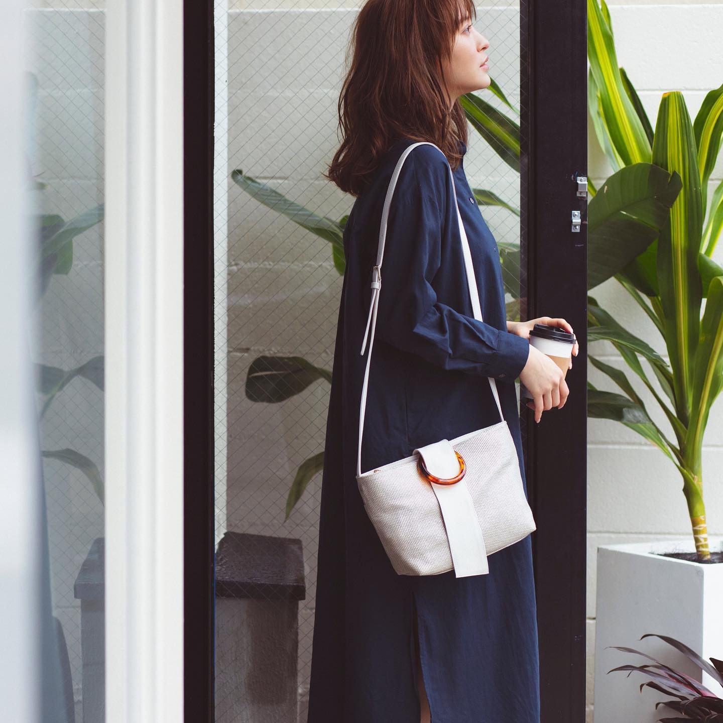 .【efffy】2020SS NEW COLLECTION ..〈SHOULDER BAG〉NS3-18 ¥13,800＋TAX素材:メタリックプリントコットン&ジュード×日本製天然シュリンク牛革コットンとジュード(麻)の混紡素材。箔プリントを施したほのかなメタリック感が特徴です。べっ甲調のリングがデザインポイント◎#エフィー #efffy #革小物 #革トート #ItalianMaterial #ITALY製シュリンク牛革 #春夏新作バッグ#春夏コーデ#春夏大人バッグ#春夏トートeバッグ #コンビカラーバッグ#バイカラーリュック#オトナのリュック#フリンジバッグ#ショルダーバッグ#ハンドバッグ#野崎萌香 #nozakimoeka#moeka_nozaki
