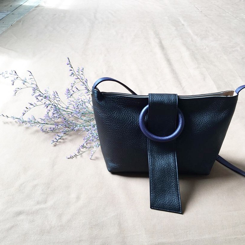 .【efffy】STANDARD COLLECTION 〈SHOULDER BAG〉NS3-15 ¥19,000＋TAX素材:日本製天然シュリンク牛革×日本製ヌメ牛革大好評を得ている定番ショルダーフロントのリングモチーフがアクセントに◎#エフィー #efffy #革小物 #革トート #ItalianMaterial #ITALY製シュリンク牛革 #春夏新作バッグ#春夏コーデ#春夏大人バッグ#春夏トートeバッグ #コンビカラーバッグ#バイカラーリュック#オトナのリュック#フリンジバッグ#ショルダーバッグ#ハンドバッグ