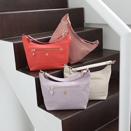 .【efffy】STANDARD COLLECTION 〈2way SEMI SHOULDER BAG〉MF1-12 ¥18,000＋TAX素材:イタリア製シュリンク牛革発色が良く柔らかいイタリア製のシュリンク牛革を使用2way仕様に加え、カラーバリエーション豊富でコーデに合わせて選びやすい◎#エフィー #efffy #革小物 #革トート #ItalianMaterial #ITALY製シュリンク牛革 #春夏新作バッグ#春夏コーデ#春夏大人バッグ#春夏トートeバッグ #コンビカラーバッグ#バイカラーリュック#オトナのリュック#フリンジバッグ#ショルダーバッグ#ハンドバッグ