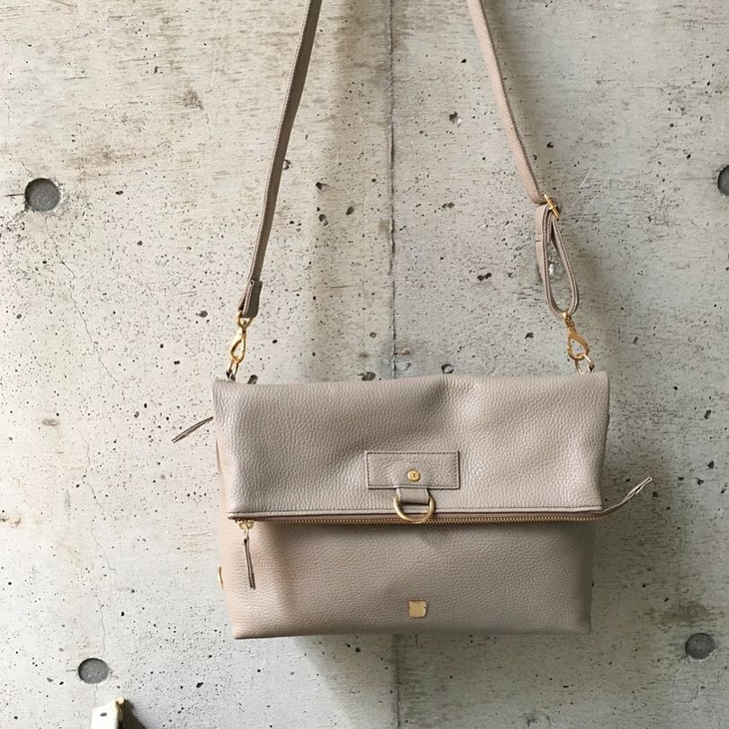 .【efffy】STANDARD COLLECTION 〈3way ONE SHOULDER BAG〉MF1-30 ¥21,000＋TAX発色が良く柔らかいイタリア製シュリンク牛革を使用ショルダー、リュック、クラッチと3wayで使用が可能◎コーデに合わせて使い分け出来ます♪#エフィー #efffy #革小物 #革トート #ItalianMaterial #ITALY製シュリンク牛革 #春夏新作バッグ#春夏コーデ#春夏大人バッグ#春夏トートeバッグ #コンビカラーバッグ#バイカラーリュック#オトナのリュック#フリンジバッグ#ショルダーバッグ#ハンドバッグ