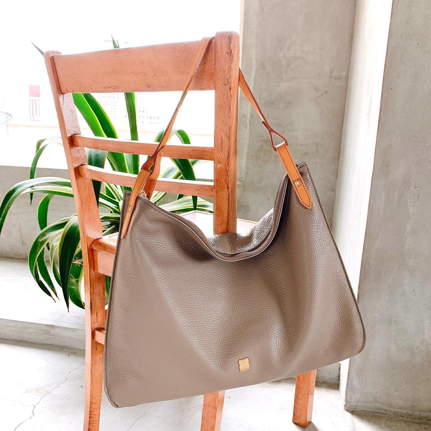 .【efffy】STANDARD COLLECTION 〈2way SEMI SHOULDER BAG〉EN1-26 ¥15,500＋TAX素材:イタリア製シュリンク牛革発色が良く柔らかいイタリア製シュリンク牛革を使用ハンドルを前に倒して付属のショルダーストラップを使用すると斜め掛けも可能♪#エフィー #efffy #革小物 #革トート #ItalianMaterial #ITALY製シュリンク牛革 #春夏新作バッグ#春夏コーデ#春夏大人バッグ#春夏トートeバッグ #コンビカラーバッグ#バイカラーリュック#オトナのリュック#フリンジバッグ#ショルダーバッグ#ハンドバッグ　#コインケース #カードケース #コンパクト財布