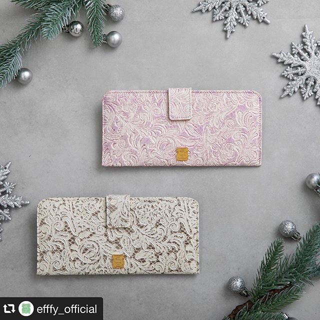 #repost @efffy_official via @PhotoAroundApp . Christmas gift Collection .フラットロングウォレットIN1-23 ¥7,800＋TAX . .キレイを贈る、クリスマス。大好きな友達へ、それとも、自分へ!?選ぶ楽しさ色々、efffyのクリスマスギフト。レースをイメージした柄が素敵なウォレット。その美しさに気持ちも華やぎそう。もう、クリスマスはすぐそこ。素材/ITALY製エンボス加工ゴートレザー 　アンティークメタリック仕上げ#efffy#エフィー#革小物#財布#バッグ#ItalianMaterial#Pochette#カラフル小物#牛革財布#秋冬新作革小物#2waybag#秋冬コーデ#牛革スムース素材#エナメル加工牛革財布#クリスマス小物#ロングウォレット#おとな長財布#カラフル財布#おしゃれ財布#クリスマスギフト #トリエ京王調布