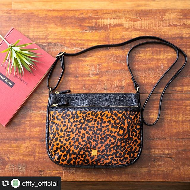 #repost @efffy_official via @PhotoAroundApp .2019 Autumn ＆ Winter Collection .ショルダーバッグVJ1-27  LEO ¥9,800＋TAX.おとなのレオパード。 ・牛革ファーにレオパード柄をプリントしたショルダーバッグ。色合いをシックに、柄ゆきをやや小さめにしておとなのレオパードに仕上げました。パーティーもふだん使いもこれひとつでOK!素材/牛革ファー×日本製シュリンクエンボス加工牛革#efffy#エフィー#革小物#財布#バッグ#ItalianMaterial#Pochette#カラフル小物#牛革財布#秋冬新作革小物#2waybag#秋冬コーデ#牛革スムース素材#2wayトートバッグ#エナメルバッグ#フラワープリントバッグ#スクエアトートバッグ#縦型トートバッグ#スエードバッグ#レオパード柄バッグ #トリエ京王調布