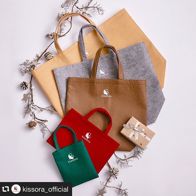 #repost @kissora_official via @PhotoAroundApp [kisssora_official]クリスマスギフトラッピングのお知らせ kissoraから心を込めて♪ .とっておきのギフトに特別感を添える限定ラッピングをご用意しています 。 .無くなり次第終了となります。お早めに！#kissora#キソラ#レザー#革#革製品#バッグ#財布#レザーグッズ#革小物#kisssorajp#リンネル #タンナー#鞣し#ベジタブルタンニン#経年変化#ユニセックス#本革小物#Wallet#ウォレット#カラフル革小物#財布#自分らしさ#オリジナル小物#オンリーワンギフト#オリジナル革小物#クリスマスギフト#クリスマスラッピング #トリエ京王調布