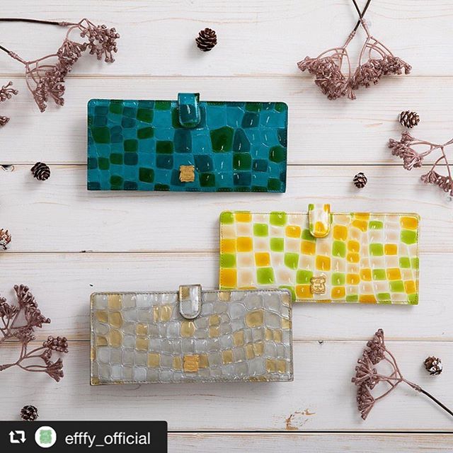 #repost @efffy_official via @PhotoAroundApp . Christmas gift Collection .フラットロングウォレットTK1-20 ¥7,800＋TAX.大好きな友達へ、それとも、自分へ!?選ぶ楽しさ色々、efffyのクリスマスギフト。ラッキーカラーにこだわる？それとも旬の柄にする？もう、クリスマスはすぐそこ。素材/日本製エナメル加工牛革#efffy#エフィー#革小物#財布#バッグ#ItalianMaterial#Pochette#カラフル小物#牛革財布#秋冬新作革小物#2waybag#秋冬コーデ#牛革スムース素材#エナメル加工牛革財布#クリスマス小物#ロングウォレット#おとな長財布#カラフル財布#おしゃれ財布#クリスマスギフト #トリエ京王調布