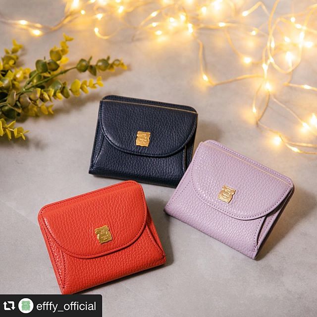 #repost @efffy_official via @PhotoAroundApp .Christmas gift Collection .二つ折り財布TK1-83 ¥10,000＋TAX .大好きな私色に出会う。使いやすくて、手にもなじみやすいイタリア製のシュリンクレザーの財布。カラーバリエも多彩だから好きな色が見つかるのもうれしい。来年はどの色でスタートする？イブの今日、手に入れるとさらにハッピーになれそう。素材/ITALY製シュリンク牛革#efffy#エフィー#革小物#財布#バッグ#ItalianMaterial#カラフル財布#牛革財布#秋冬新作革小物#2waybag#冬コーデ#牛革スムース素材#エナメル加工牛革財布#クリスマス小物#ロングウォレット#おとな長財布#カラフル財布#おしゃれ財布#クリスマスギフト#ピッグレザー財布#友禅染め小物 #トリエ京王調布