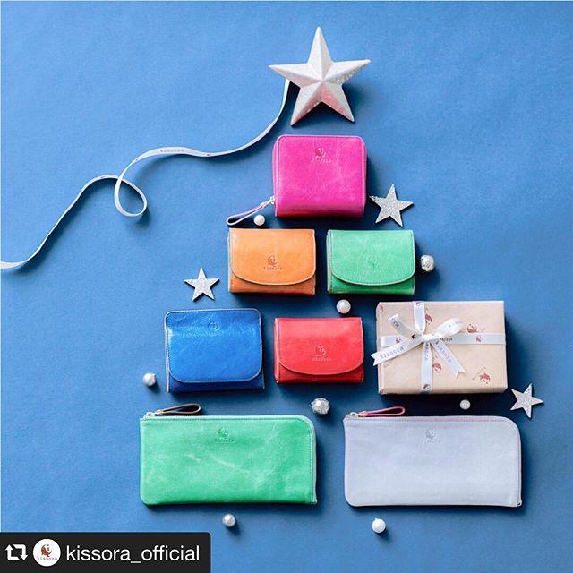 #repost @kissora_official via @PhotoAroundApp .[kissora_official] .今年も、やってくる。その日が近づいてくると、大人でもワクワクした気持ちになる。幼い頃のように「待ち遠しい」のとは少し違うけれど、変わらず非日常の喜びを感じさせてくれるのがクリスマスです。さあ、大切なあの人に、今年は何を送りますか？kissoraでは、一度手にしたらずっと使い続けたくなる良質のレザーアイテムを数多く取り揃えています。 .#kissora#キソラ#レザー#革#革製品#バッグ#財布#レザーグッズ#革小物#kisssorajp#リンネル#スカイツリー#東京ソラマチ#オーダーバッグ#タンナー#鞣し#ベジタブルタンニン#経年変化#ユニセックス#本革小物#Wallet#ウォレット#カラフル革小物#財布#自分らしさ#オリジナル小物#オンリーワンギフト#オリジナル革小物#オーダーバッグ#エイジング革小物 #トリエ京王調布