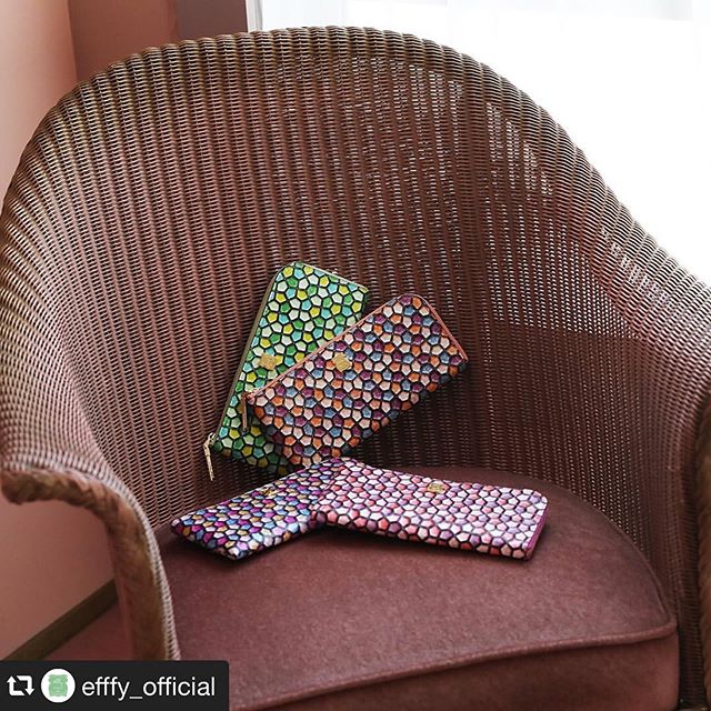 #repost @efffy_official via @PhotoAroundApp . 2020 SPRING COLLECTION .L型ファスナー長財布IN3-21 ¥13,500＋TAXルックスにひとめぼれの褒められ財布。ヨーロッパのタイルやステンドグラスをイメージしたITALY製のエンボス牛革を使用。見た目よりもやわらかな素材感が手にしっくりなじんでとても使いやすい！美しい色が恋しくなるこの季節にお財布もスイッチして！ .素材/ITALY製エンボス加工牛革#efffy#エフィー#革小物#財布#ItalianMaterial#カラフル小物#ITALY製エンボス加工牛革#春新作財布#長財布#春コーデ#春財布#パステルカラー財布#春のウォレット#かわいい色財布#かわいい長財布 #トリエ京王調布