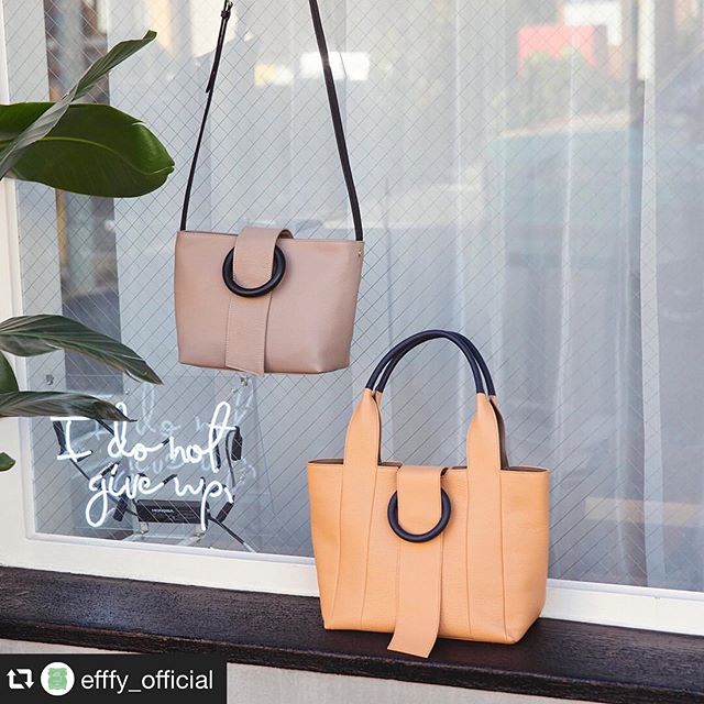 #repost @efffy_official via @PhotoAroundApp . efffy 2020 Spring ＆ Summer New Collection ハンドバッグ  NS3-14 ￥22,000＋TAXショルダーバッグ  NS3-15 ￥19,000＋TAX持ちやすいスクエアが大人気。去年の秋冬に大人気だったバッグにNEW COLORが登場。四角いフォルムに丸いチャームがとても印象的。荷物が入れやすく出しやすいデザインなので通勤にもぴったりです。素材/日本製天然シュリンク牛革×日本製ヌメ牛革#efffy#エフィー#革小物#革トート#ItalianMaterial#カラフル小物#ITALY製シュリンク牛革#春夏新作バッグ#春夏コーデ#春夏大人バッグ#春夏トートバッグ#コンビカラーバッグ#バイカラーリュック#オトナのリュック#フリンジバッグ#ショルダーバッグ#ハンドバッグ#タウンボストン #トリエ京王調布