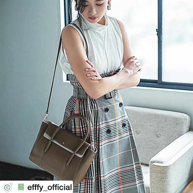 New  Item2WAYハンドバッグNS3-12 GBE ¥24,000＋TAX季節を選ばない美しい配色たっぷりのマチ幅で収納力抜群の2WAYハンドバッグ。フラップを開けたままで荷物をガンガン入れてカジュアルに持っても品のよさを漂わせてくれます。その秘密はこだわりの牛革スムース素材。ソフトな手ざわりがきっとお気に入りになりそう。長いシーズン使える配色もグッド️ .#efffy#エフィー#Wallet#ウォレット#革小物#財布#バッグ#ItalianMaterial#Pochette#ポシェット#ロングウォレット#二つ折り財布#ボックス型コイン財布#カラフル小物#春色財布#牛革財布#春夏新作革小物#2waybag#ホワイトリュックサック#牛革リュックサック#春夏コーデ#牛革スムース素材#谷川りさこ